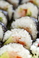 smaczne kawałki sushi