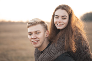 Obraz premium Young handsome man and woman having fun at the sunset.