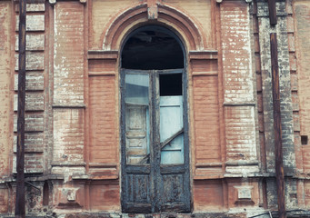 Fototapeta na wymiar Abandoned old house