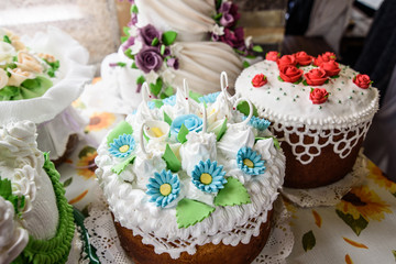 Obraz na płótnie Canvas Wedding cake decorated with flowers
