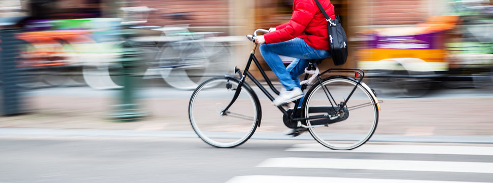 Fototapeta rowerzysta w mieście w ruchu rozmycie