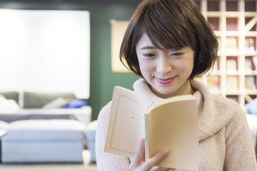 読書をする若い女性