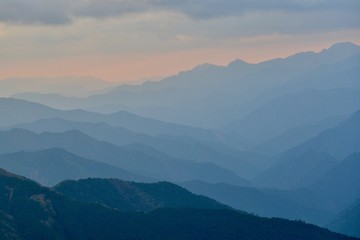 日本の山の夕景と光線