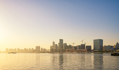 Naklejka premium modern buildings near water in modern city