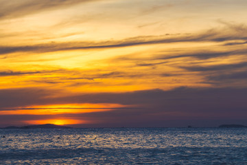 Fototapeta na wymiar The beautiful sky and sea at sunset.