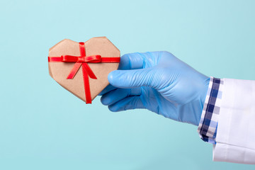 The doctor gives a gift as a gift to the heart. Organ transplantation saves lives.