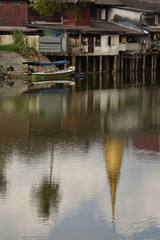 Fototapeta na wymiar Riverside community With the reflection of the pagoda.