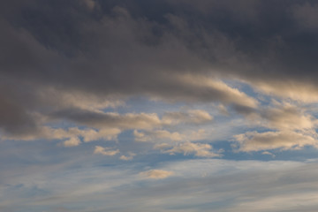 Obraz premium View of some backlit clouds at sunset, with warm colors