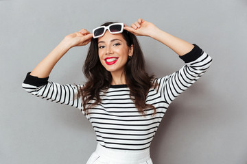 Fototapeta na wymiar Portrait of a smiling woman posing with sunglasses