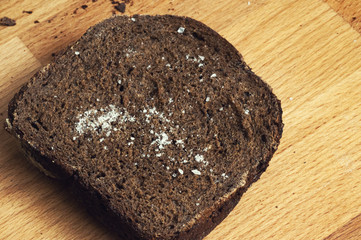 Slices of black bread lie on a cutting board