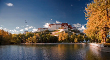 Fototapeta na wymiar the sight of the Potala Palace in Lhasa, Tibet, China
