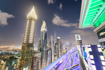 Obraz premium Downrtown skyline along Sheikh Zayed Road at night, Dubai