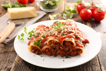 cannelloni with beef and tomato sauce