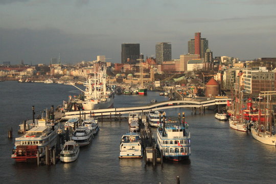 Hamburger Hafenszene an den Landungsbrücken