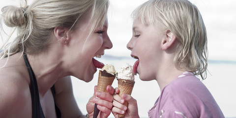 Mutter und Tochter essen Eis