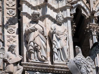 Fototapeta na wymiar Statues at the west facade of Siena cathedral