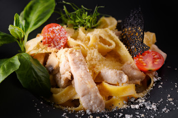 Pasta with chicken and cheese
