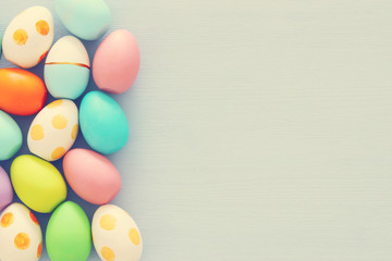 Obraz premium Top view of easter colorful eggs over blue background.