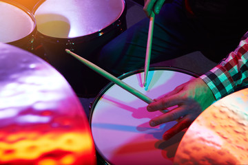 Obraz premium The drummer plays on a small drum.