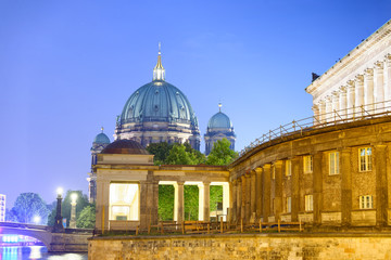 Fototapeta na wymiar Beautiful night view of Berlin Cathedral and museum inland along Spree river