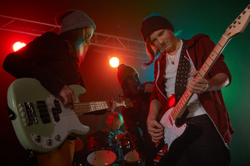 Obraz premium Teenagers are playing rock.