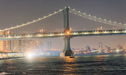 Fototapeta na wymiar The Manhattan Bridge in New York City at sunset, USA