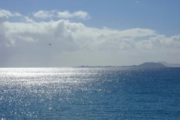 Fotobehang Uitzicht op de oceaan en de Canarische eilanden Fuerteventura en Lobos. © Elena Krivorotova