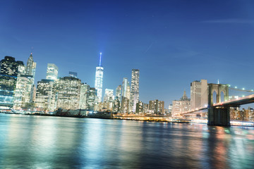 Fototapeta premium Nocne światła Manhattanu - Widok z lotu ptaka Nowy Jork - USA