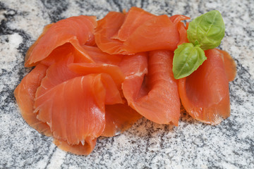 Geräucherter Lachs mit Basilikum