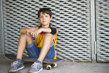 Casual dressed young smiling teen skater outdoors portrait © 2Design
