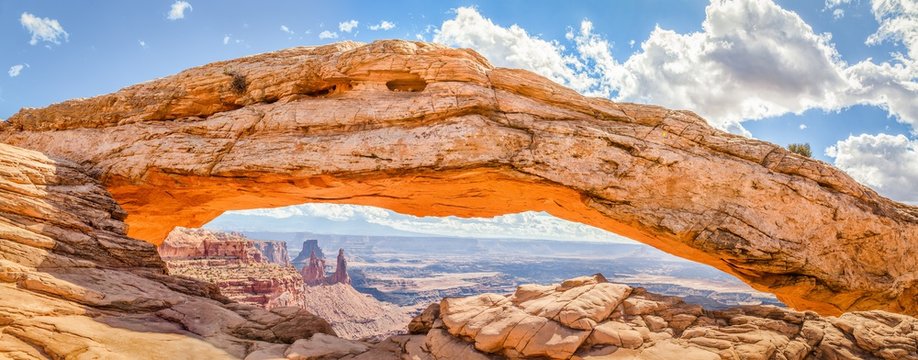 Mesa Arch panorama, Canyonlands National Park, Utah, USA