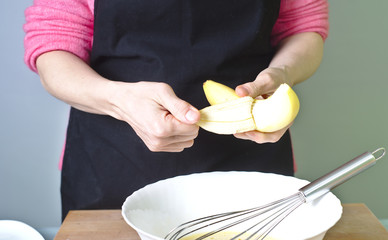 Mujer haciendo un postre casero con plátano