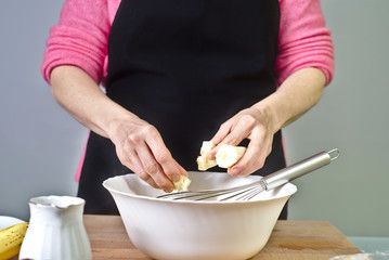 Mujer haciendo un postre casero con plátano