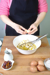 Mujer haciendo un postre casero