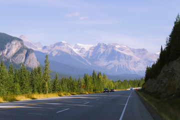 Naklejka premium Scenic highway in Rocky Mountains in Canada in the morning