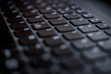Teclado de laptop con icono hacker en la tecla H