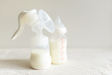 Breast pump and bottle with milk for baby - 187620006
