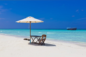 Picnicplatz auf einer Sandbank im indischen Ozean bei den Malediven