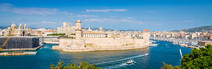 Fototapeta premium Zamek Saint Jean i katedra de la Major oraz stary port Vieux w Marsylii we Francji