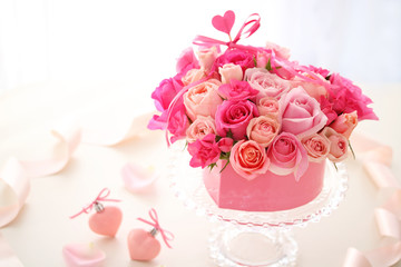 Heart shaped bouquet of beautiful pink rose flowers in the gift box 