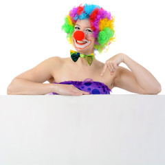Clown zu Karneval, Fastnacht oder Fasching hält Schild oder Tafel mit Copy Space und Textfreiraum