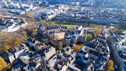 Vue aérienne du château des Ducs de Bretagne en automne, à Nantes