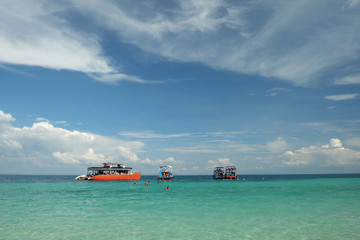 Obraz premium clouds and blue sky over the sea, summer time vacation