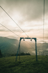 Подъемник в горах на рассвете