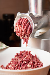 Preparation of minced meat in grinder