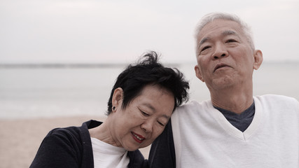 Obraz premium Asian senior couple enjoy their life time together at the sea