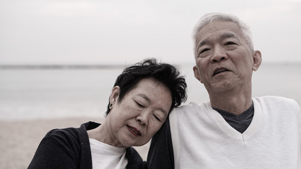 Obraz premium Asian senior couple enjoy their life time together at the sea