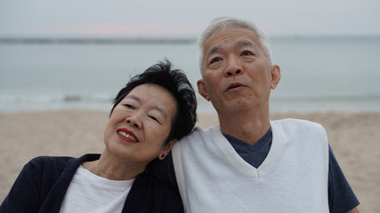 Obraz premium Asian senior couple enjoy their life time together at the sea