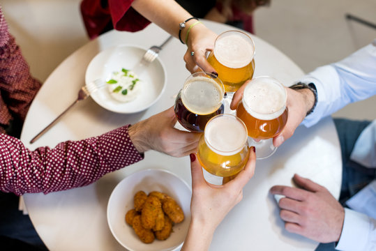 Brindar con cerveza durante una comida con amigos