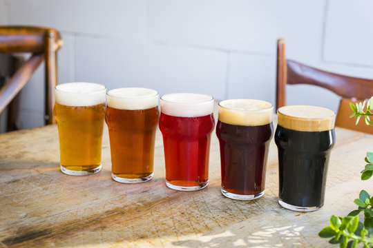 Colecci&oacute;n de cervezas artesanas de distintos colores y sabores